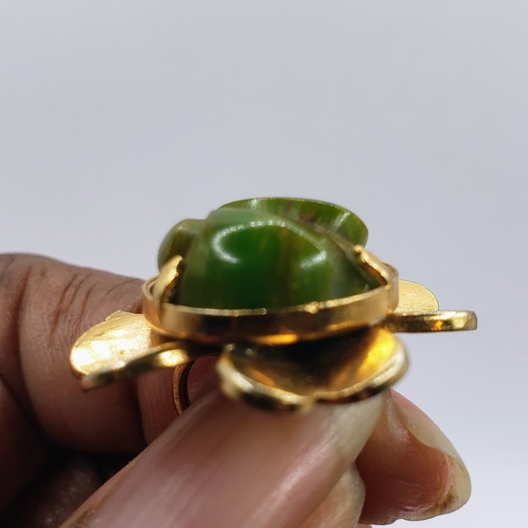 Rare Vintage Green Carved Bakelit Clover 4 Leaf Screwback Earrings - Picture 5 of 9